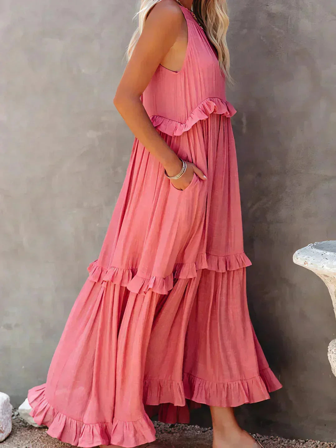 Robe longue femme sans manches, en tissu léger, avec volants superposés et coupe fluide pour un look élégante et aéré.
