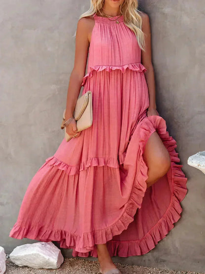 Robe longue femme rose sans manches, avec volants superposés, en tissu léger et fluide, idéale pour les journées d'été.