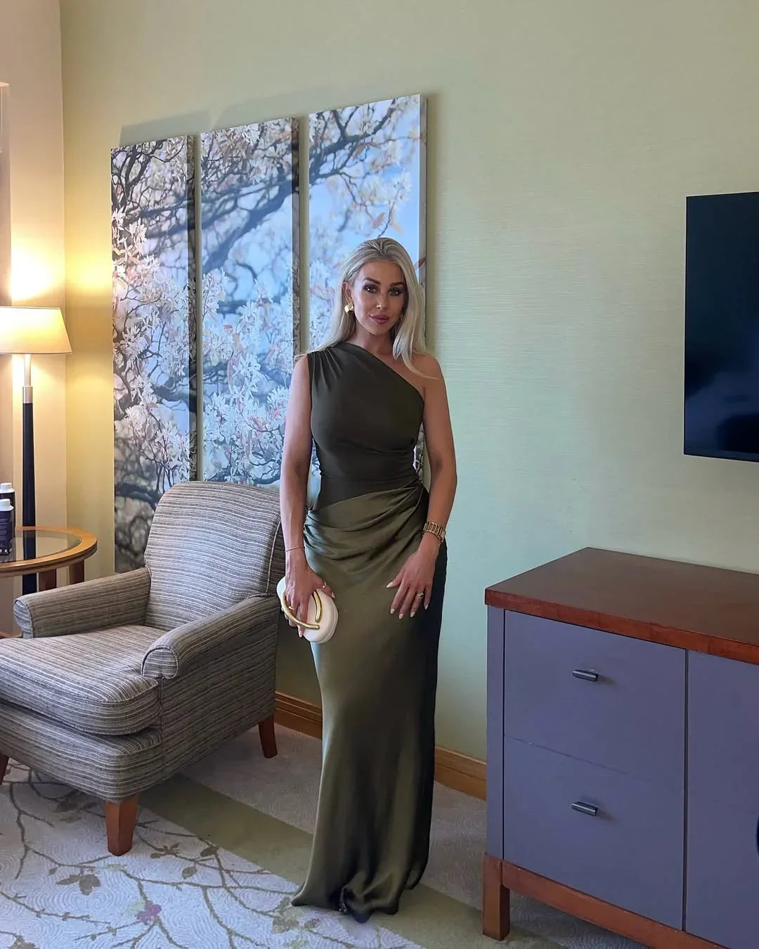 Robe longue asymétrique en satin, dotée d'une coupe fluide et d'un décolleté élégant pour une allure moderne et chic.