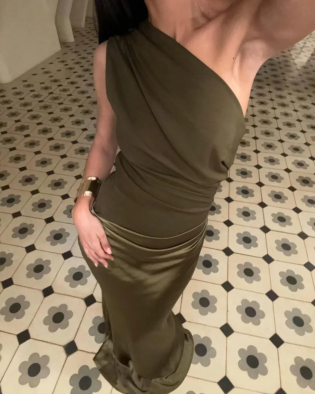Robe longue en satin pour femme, design asymétrique avec une finition fluide et légère, idéale pour les occasions spéciales.