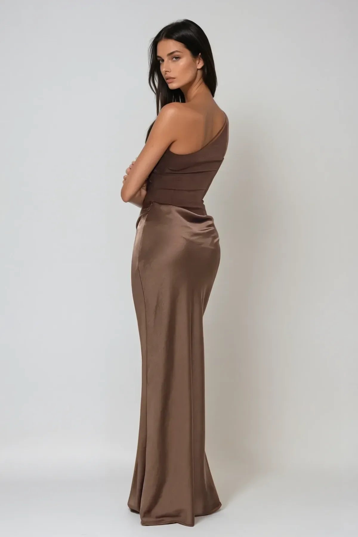 Robe longue en satin, design asymétrique avec un décolleté élégant et fluidité pour un look chic et décontracté.