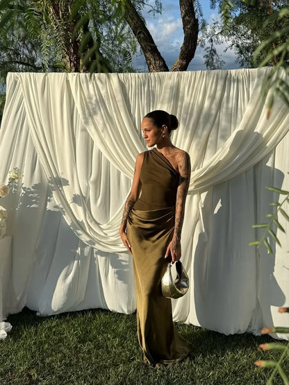 Robe longue en satin à coupe asymétrique, avec un tissu doux et fluide pour un tombé élégant.