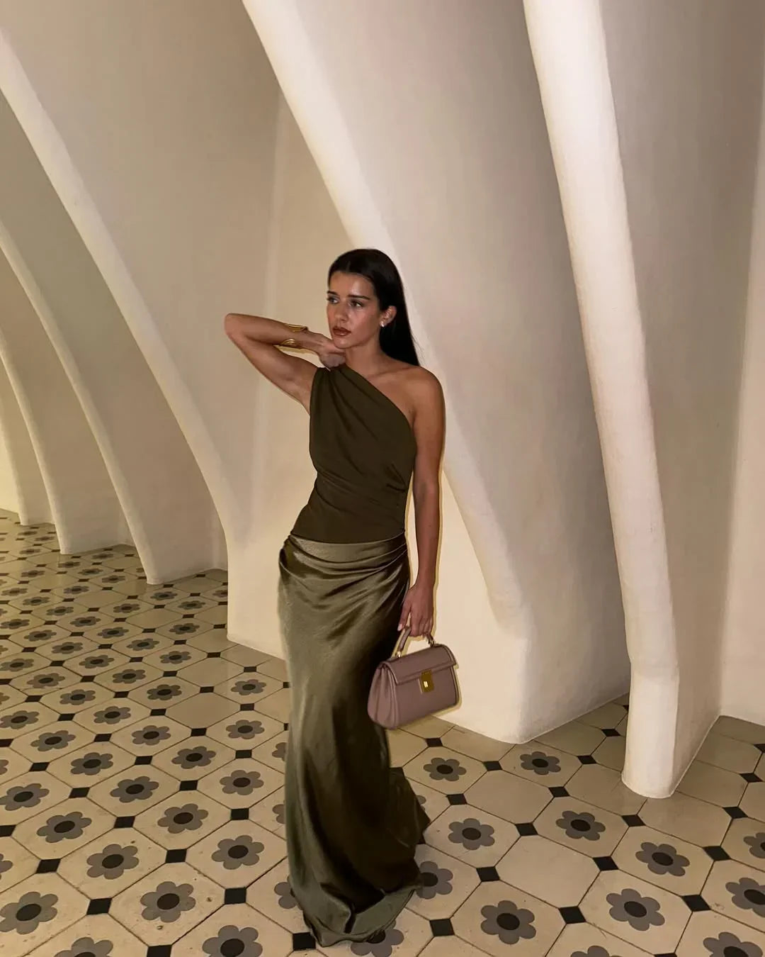 Robe longue asymétrique en satin, avec une coupe fluide et un décolleté élégant, idéale pour des occasions spéciales.