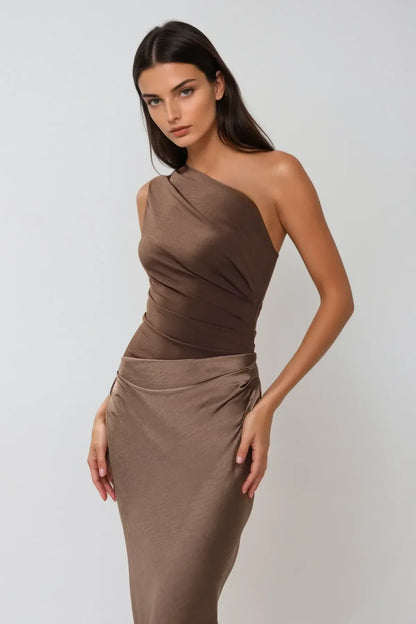 Robe longue asymétrique en satin marron, avec une coupe fluide et un tissu doux pour un style élégant et décontracté.