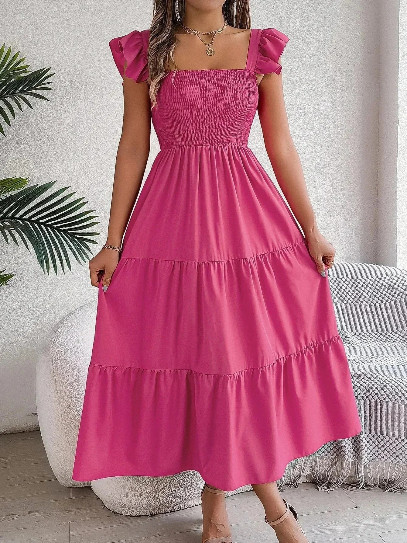 Robe longue rose pour femme, smockée avec volants et manches courtes, en coton léger pour un confort optimal.