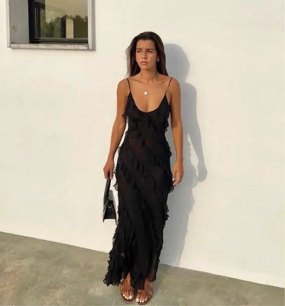 Robe longue en tissu léger, avec bretelles fines et volants, idéale pour une soirée élégante.