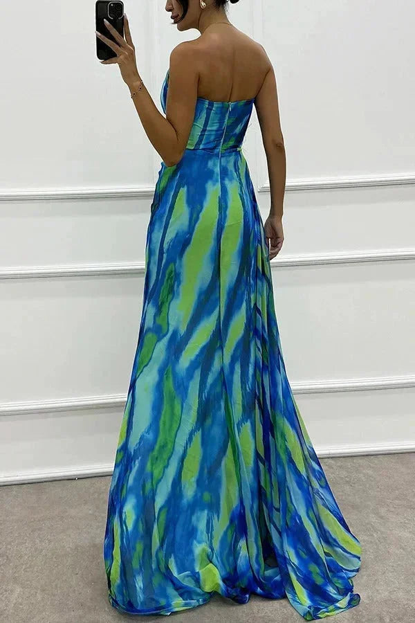 Robe longue femme en tissu léger avec motifs colorés, fente élégante et bretelles fines pour une silhouette flatteuse.