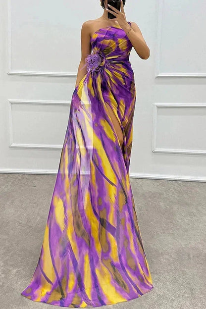 Robe longue en polyester avec motifs, fente séduisante et bretelle asymétrique, idéale pour les soirées élégantes.