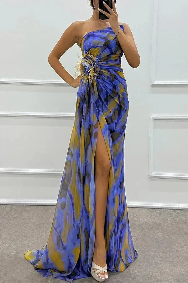 Robe longue femme en tissu fluide à motifs, fente gracieuse, bretelle ajustable pour un style élégant lors des soirées.