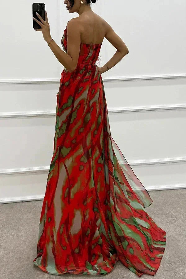 Robe longue femme à motifs, fente élégante, bretelle fine, en tissu léger et fluide, parfaite pour les soirées.
