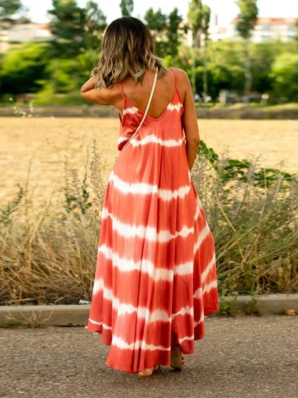 Robe longue femme tie-dye sans manches en coton léger, col en V, motifs colorés et fluidité pour un look décontracté.
