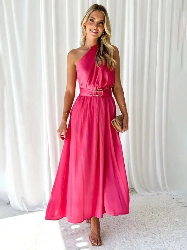 Robe longue femme une épaule en tissu léger, ceinture ajustable, design élégant et moderne pour toutes les occasions.