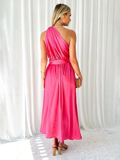 Robe longue femme à une épaule, en tissu léger, avec ceinture ajustable et coupe élégante pour un look sophistiqué.