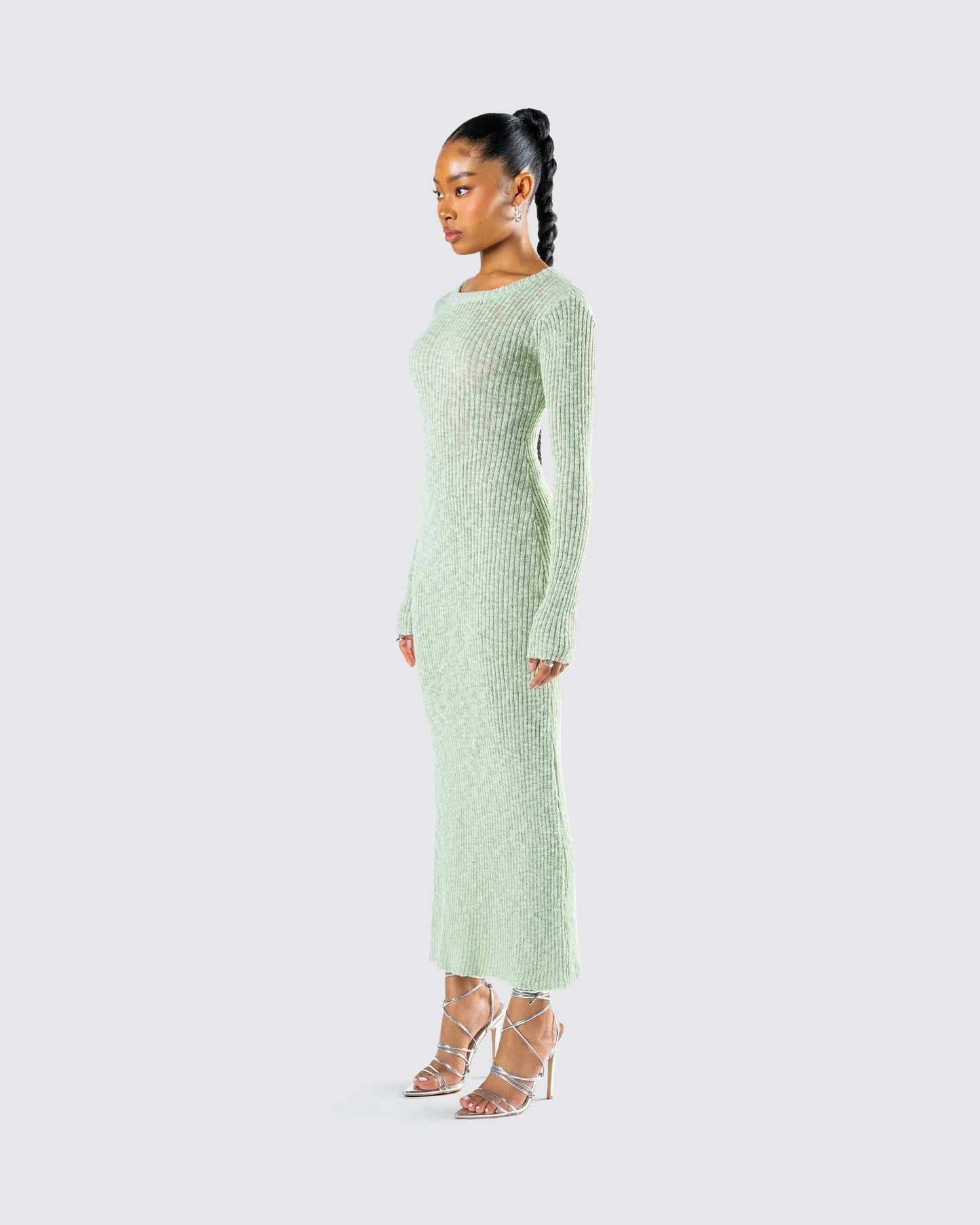 Robe longue femme en maille vert clair, motif côtelé, avec bretelles fines et décolleté en V. Parfaite pour les journées…