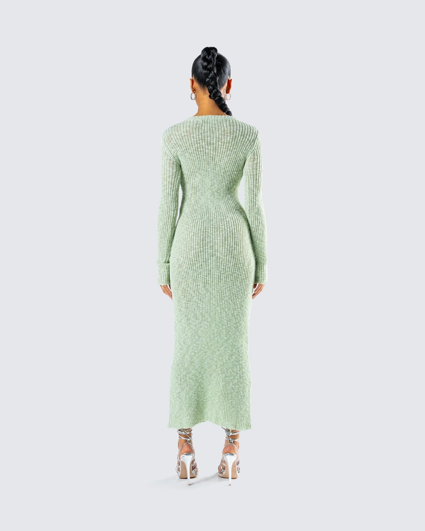 Robe longue femme en maille vert clair, légère avec des manches courtes et une taille cintrée pour un look élégant.