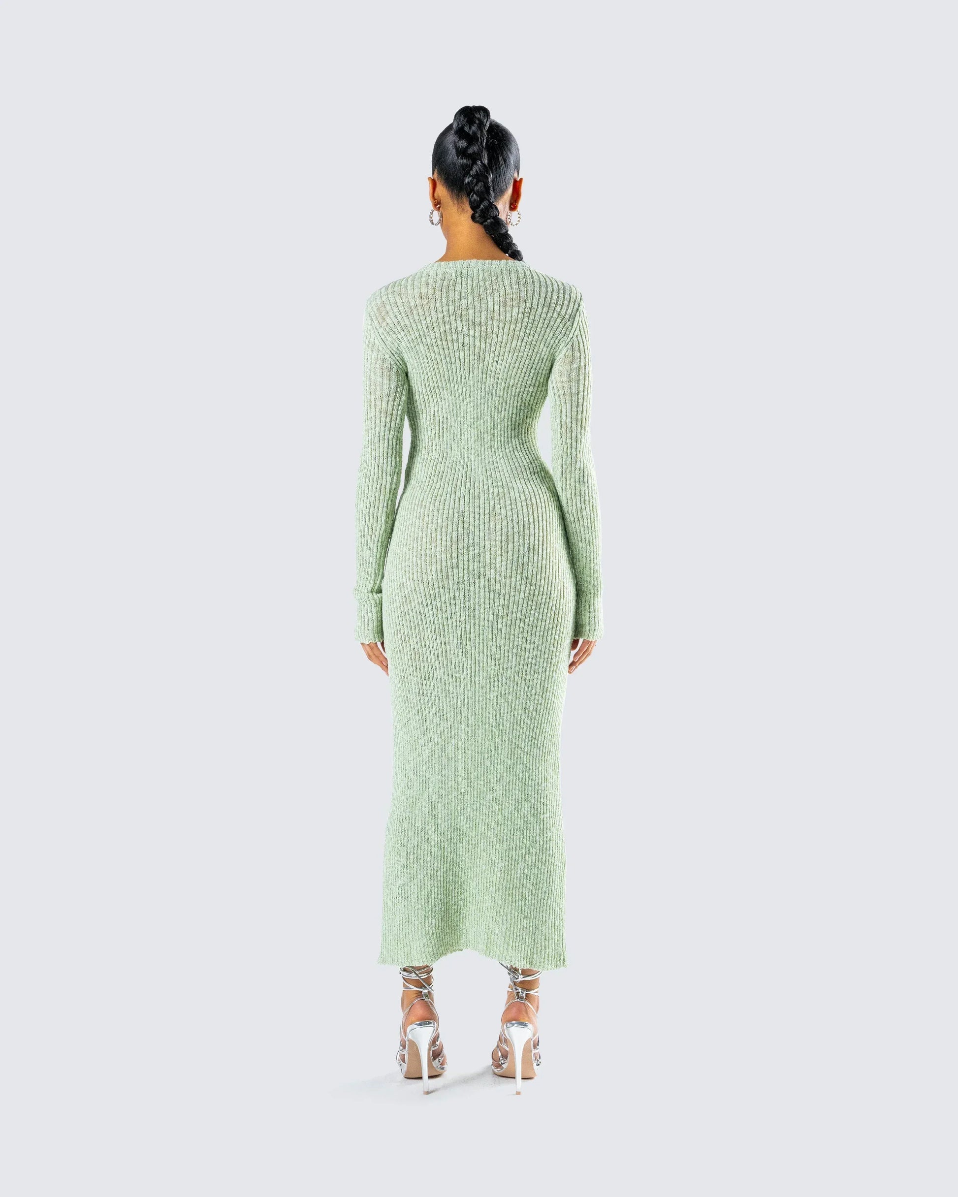 Robe longue femme en maille vert clair, légère avec des manches courtes et une taille cintrée pour un look élégant.