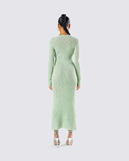 Robe longue femme en maille vert clair, légère avec des manches courtes et une taille cintrée pour un look élégant.