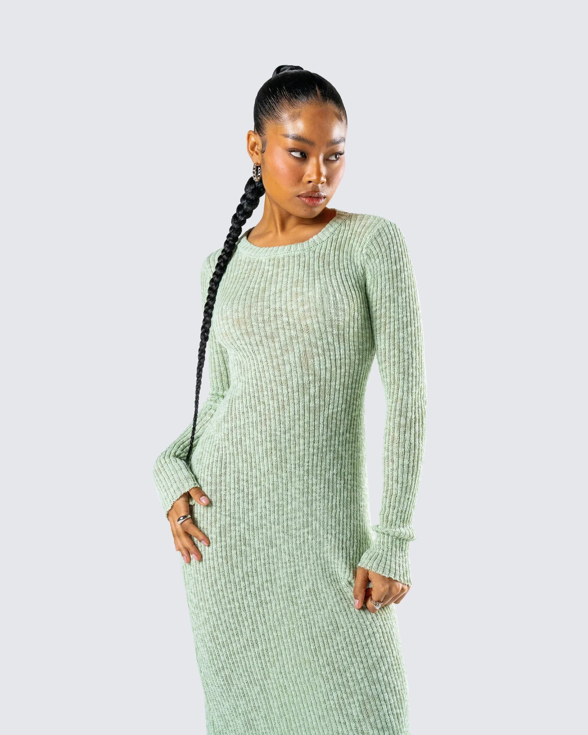 Robe longue femme en maille vert clair, avec manches courtes et coupe fluide pour un style décontracté et élégant.