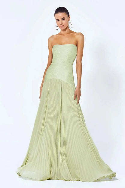 Robe longue femme en tissu léger vert clair, sans manches, avec un design plissé pour un style fluide et aéré.