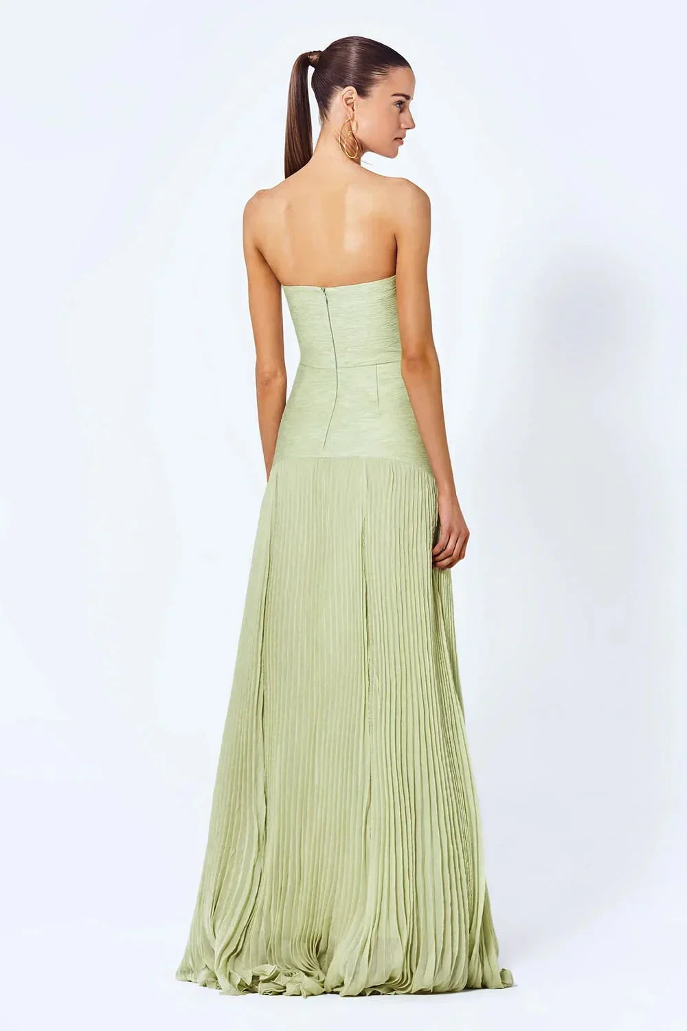 Robe longue sans manches en tissu léger vert clair, avec un design plissé et une coupe élégante pour un confort optimal.