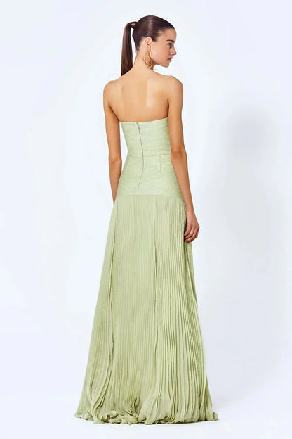 Robe longue sans manches en tissu léger vert clair, avec un design plissé et une coupe élégante pour un confort optimal.