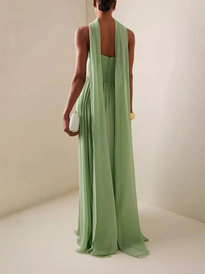 Robe longue femme verte, en tissu plissé, avec bustier ajusté et bretelles fines pour un look élégant et décontracté.