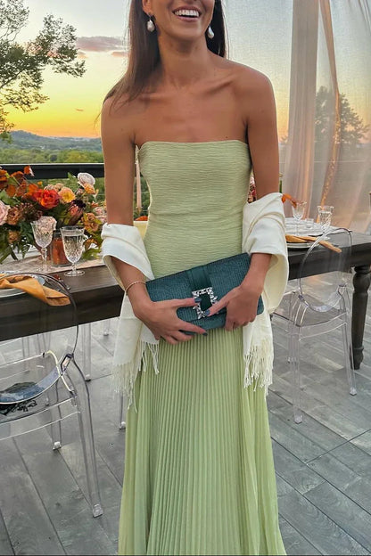 Robe longue femme verte plissée en tissu léger, avec des plis délicats et des bretelles fines, idéale pour les occasions…