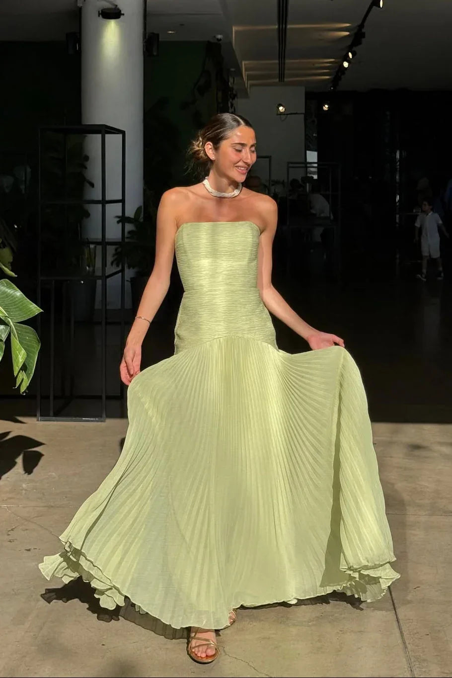 Robe longue verte plissée pour femme en chiffon léger, avec des manches courtes et un décolleté en V.