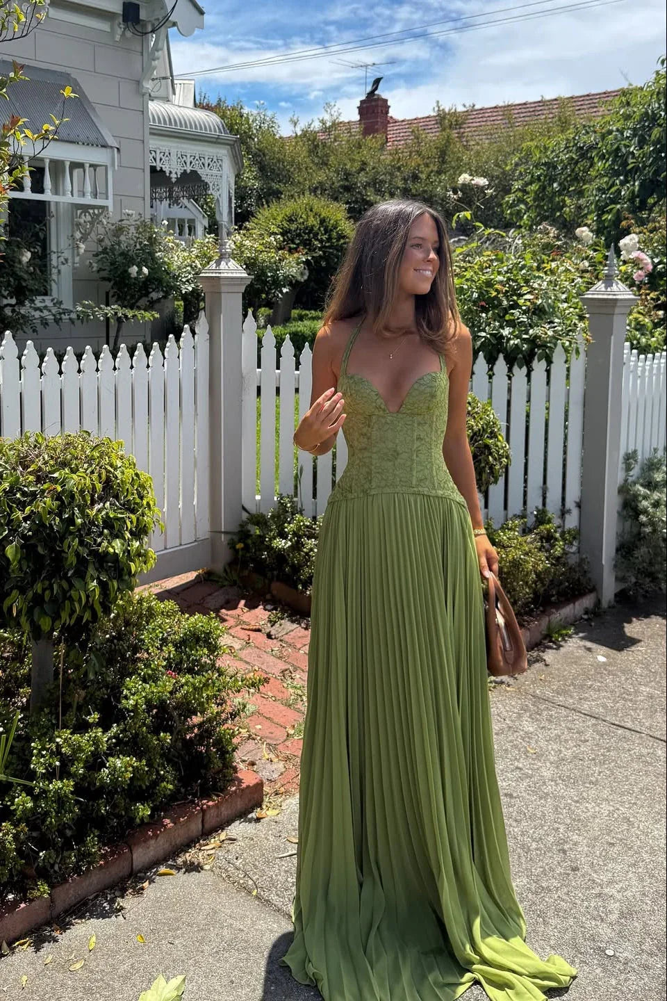 Robe longue verte pour femme, plissée avec un corset ajusté et des bretelles fines, parfaite pour des occasions spéciales.