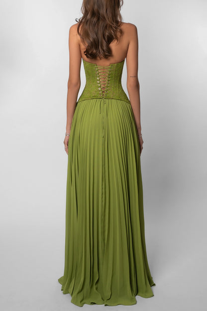 Robe longue verte pour femme, en tissu plissé, avec corset intégré pour une silhouette cintrée. Idéale pour des occasions…