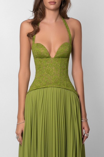 Robe longue verte en tissu plissé avec un corset ajusté, idéale pour des occasions élégantes et décontractées.