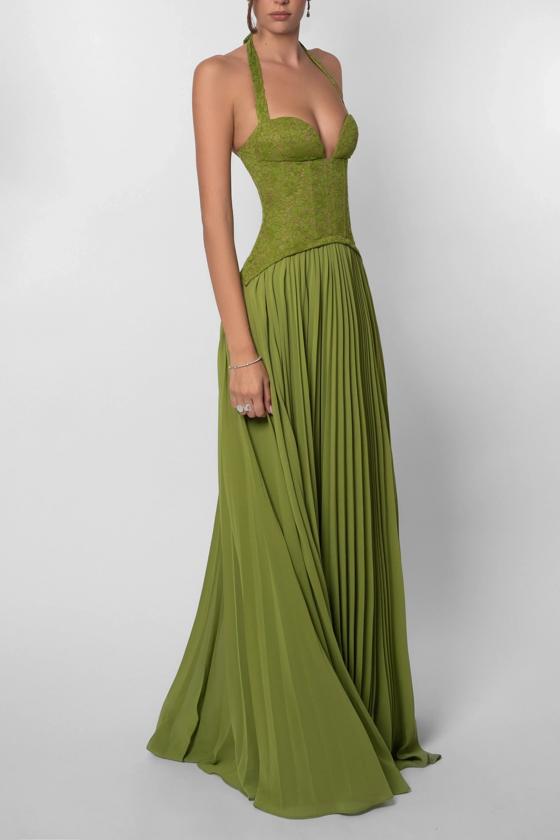 Robe longue verte pour femme, en tissu plissé avec corset ajusté, idéale pour des occasions élégantes.