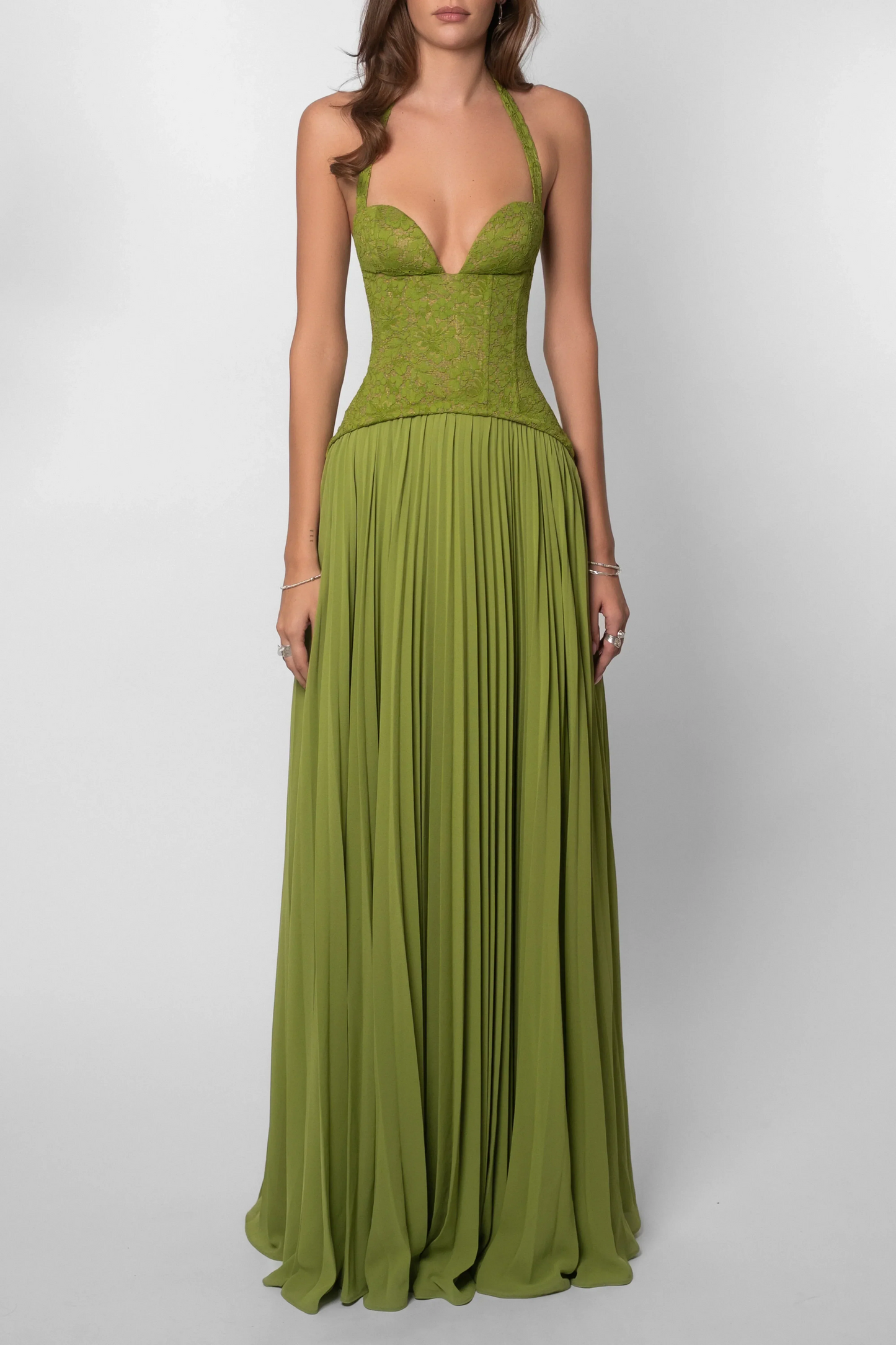 Robe longue verte pour femme, en tissu plissé avec corset ajusté, idéale pour une tenue élégante et confortable.