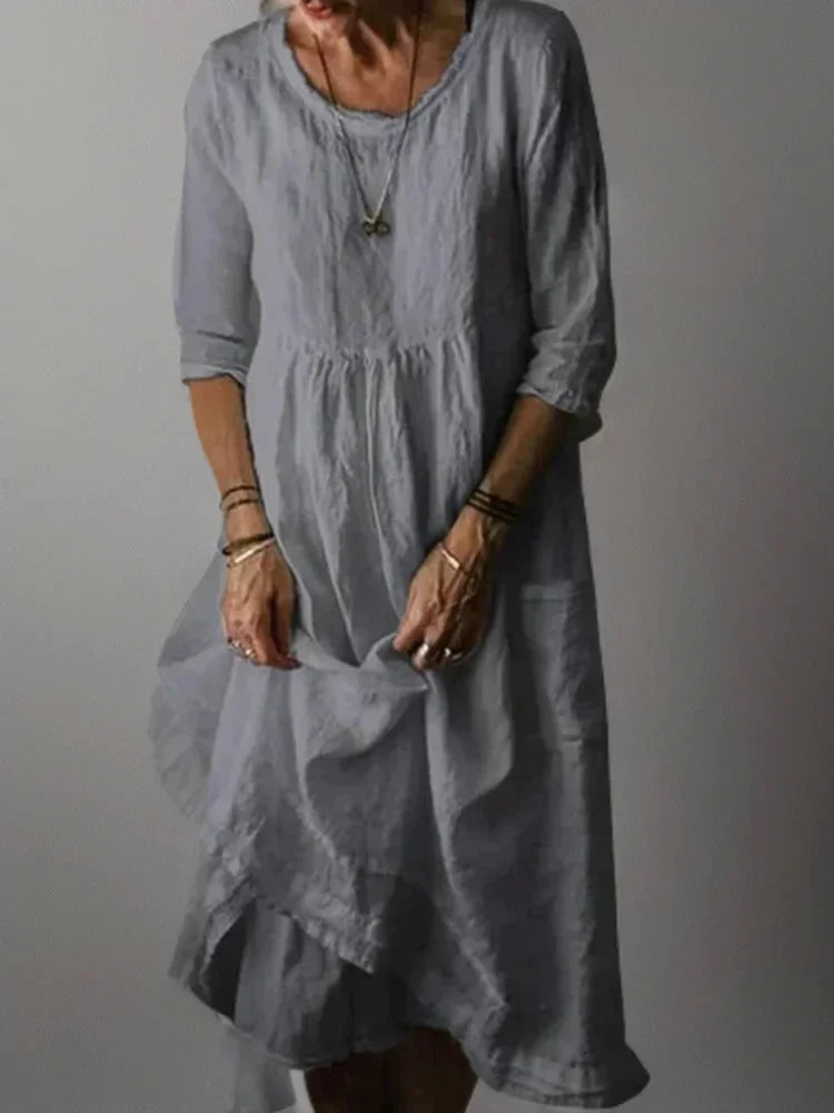 Robe longue femme gris avec volants, col en V, manches 3/4, en tissu léger et fluide pour un confort optimal.