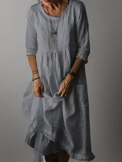 Robe longue femme gris avec volants, col en V, manches 3/4, en tissu léger et fluide pour un confort optimal.