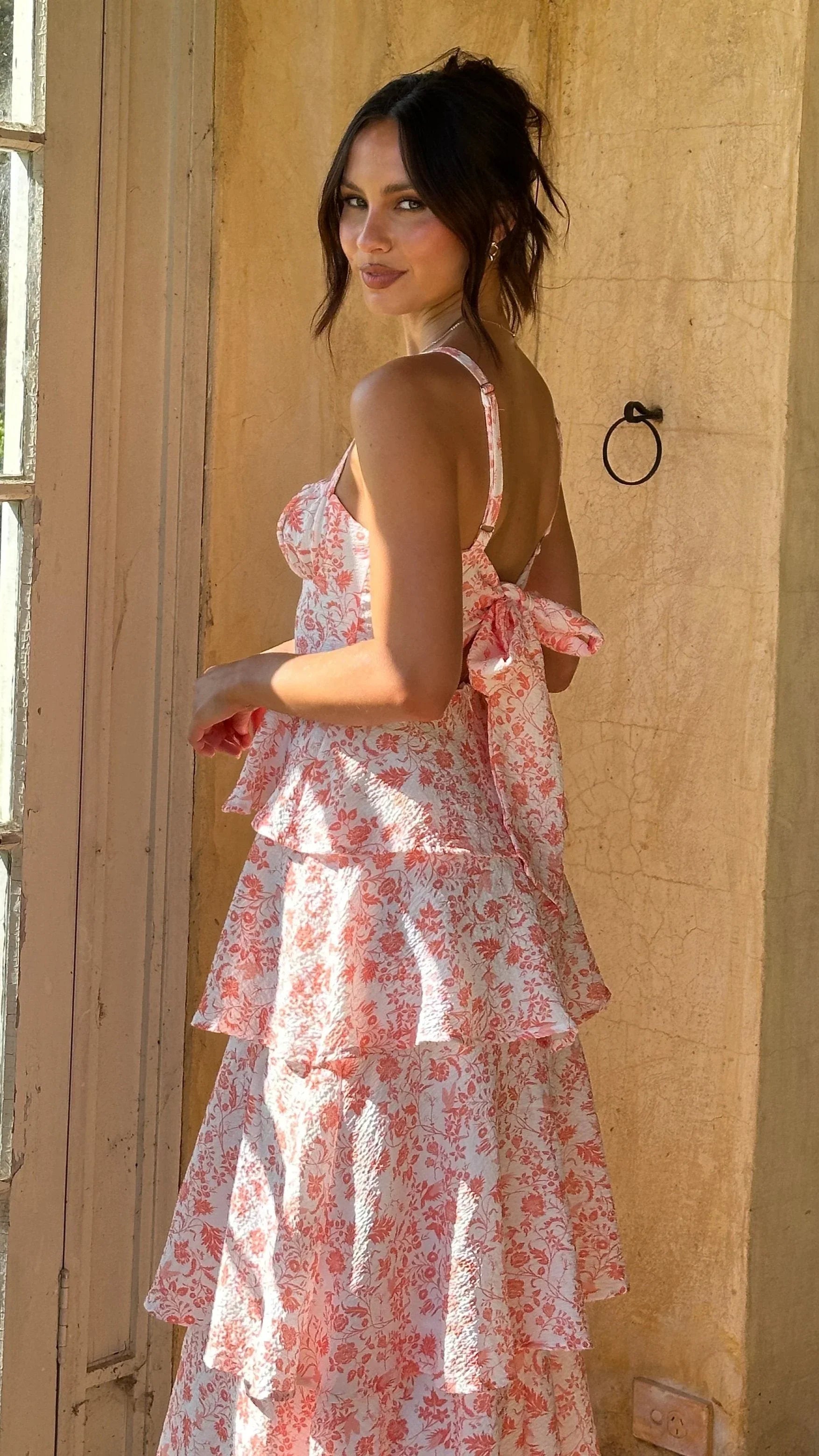Robe longue femme à volants en coton léger, avec bretelles larges pour un ajustement confortable et une allure fluide.