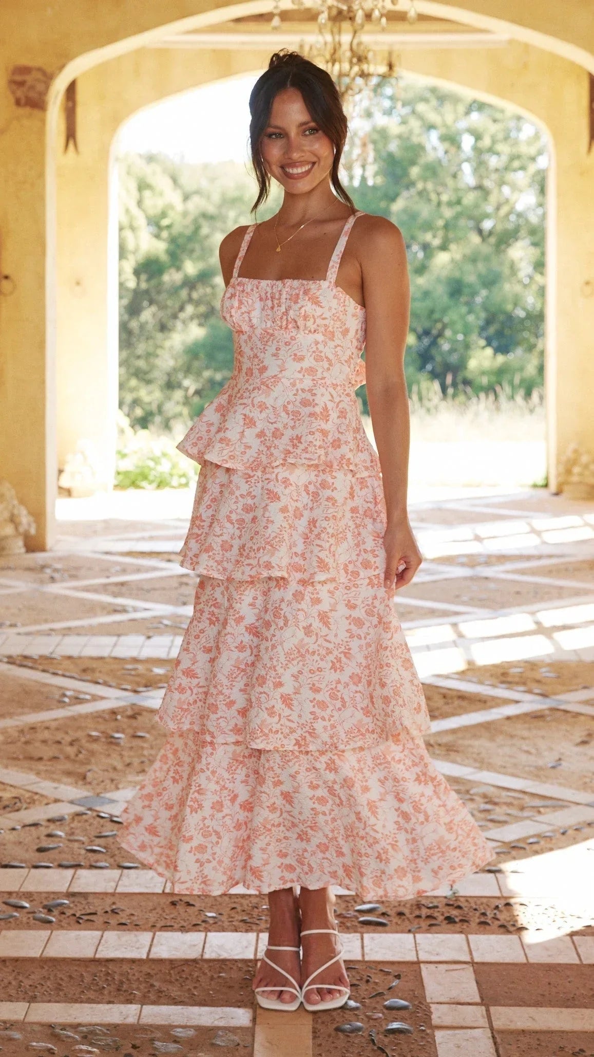 Robe longue femme à volants, en coton léger, avec bretelles larges et design fluide, parfaite pour les journées estivales.