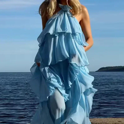 Robe longue femme à volants nouée en bleu, fabriquée en coton léger avec un design fluide et des détails délicats.