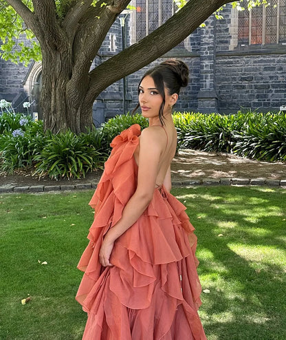 Robe longue femme en tissu léger avec volants superposés, idéal pour les occasions estivales et les promenades.