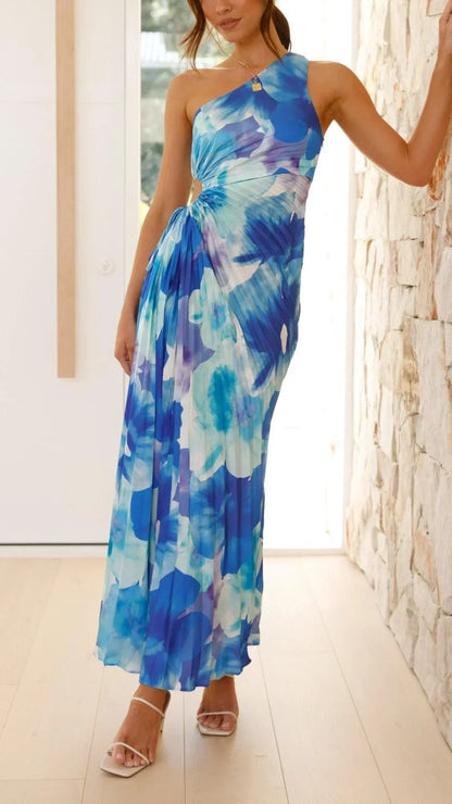 Robe longue bleue à fleurs, plissée, une épaule, en tissu léger idéal pour l'été, style élégant et confortable.