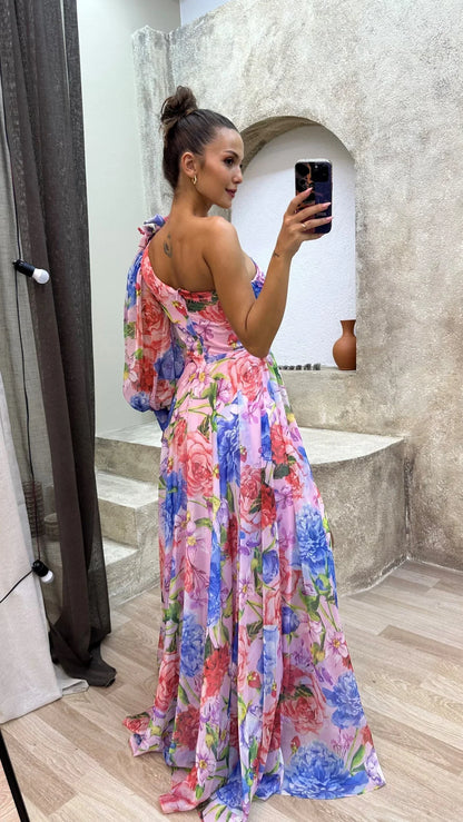 Robe longue fluide à fleurs, une épaule fendue, parfaite pour les soirées d'été, en tissu léger et agréable.