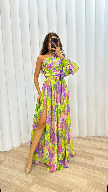 Robe longue florale à une épaule, avec une fente fluide, idéale pour des soirées d'été en tissu léger et aérien.