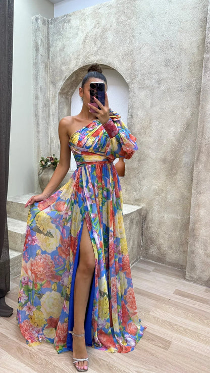 Robe longue florale à une épaule, fendue, en tissu fluide, idéale pour les soirées d'été. Design élégant et léger.