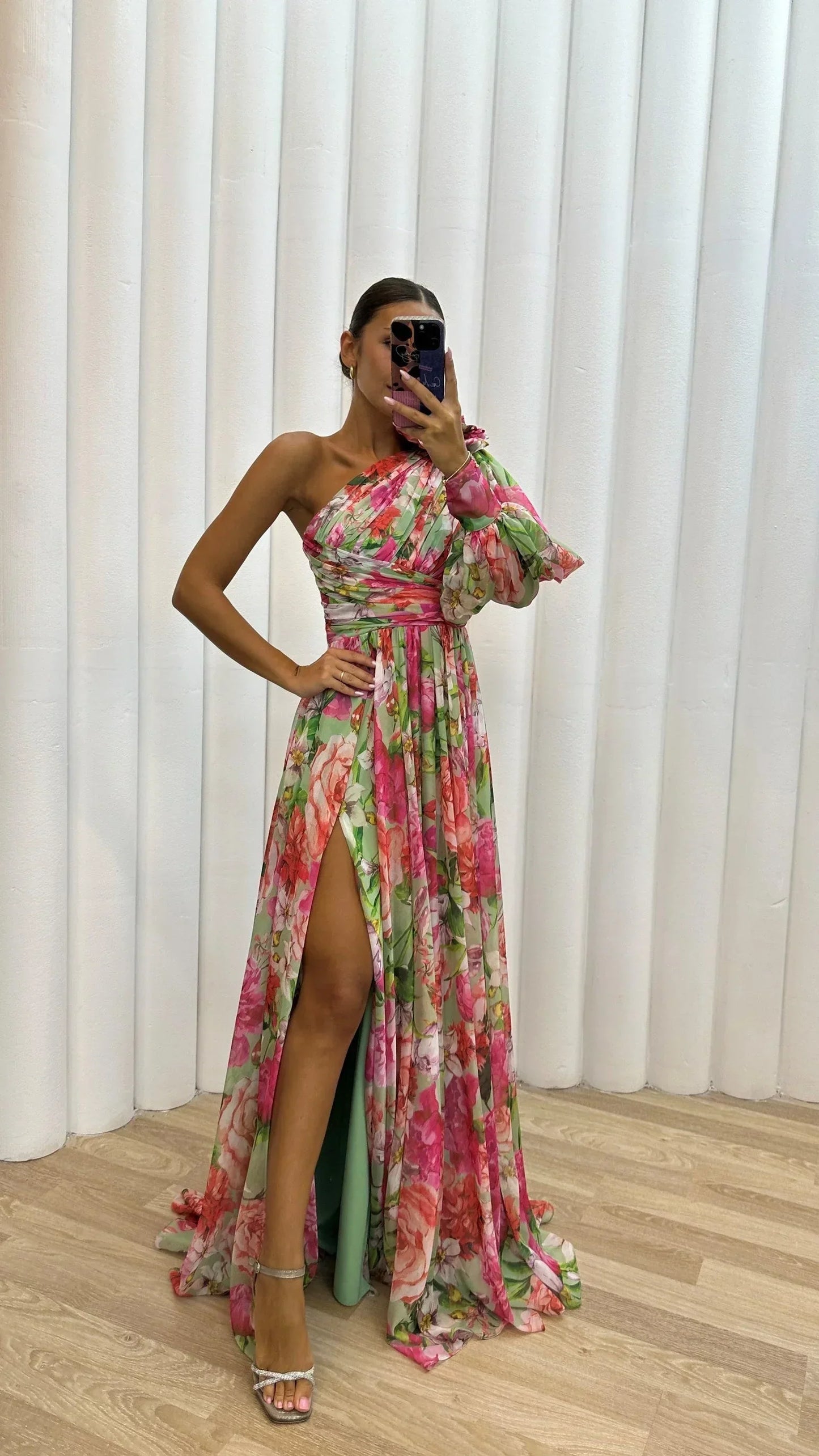 Robe longue fluide à une épaule avec fente, motif floral d'été, idéale pour les soirées en plein air.