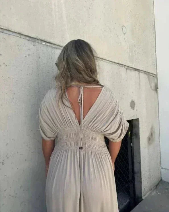 Robe longue fluide en polyester, col en V, manches courtes, motifs floraux, idéale pour les journées chaudes.