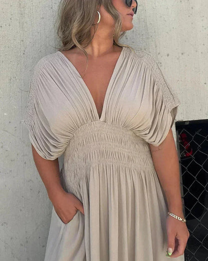 Robe longue fluide pour femme, col en V, manches courtes, en tissu léger et respirant, idéale pour les journées chaudes.