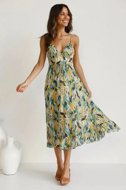 Robe longue en matière fluide, avec un imprimé vibrant, bretelles fines et décolleté en V, parfaite pour l'été.