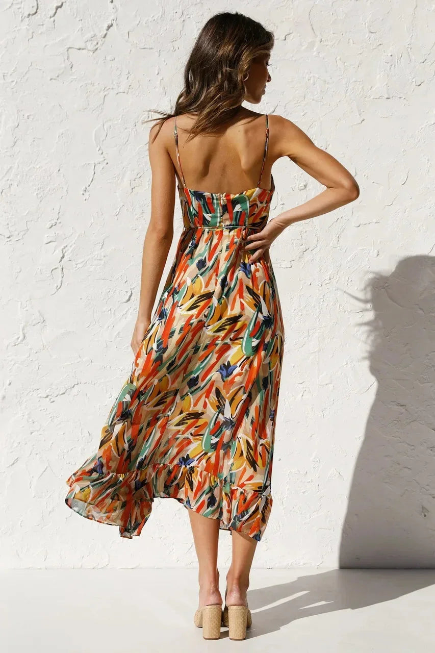 Robe longue en tissu fluide, imprimé vibrant, bretelles fines et décolleté en V, idéale pour les journées estivales.