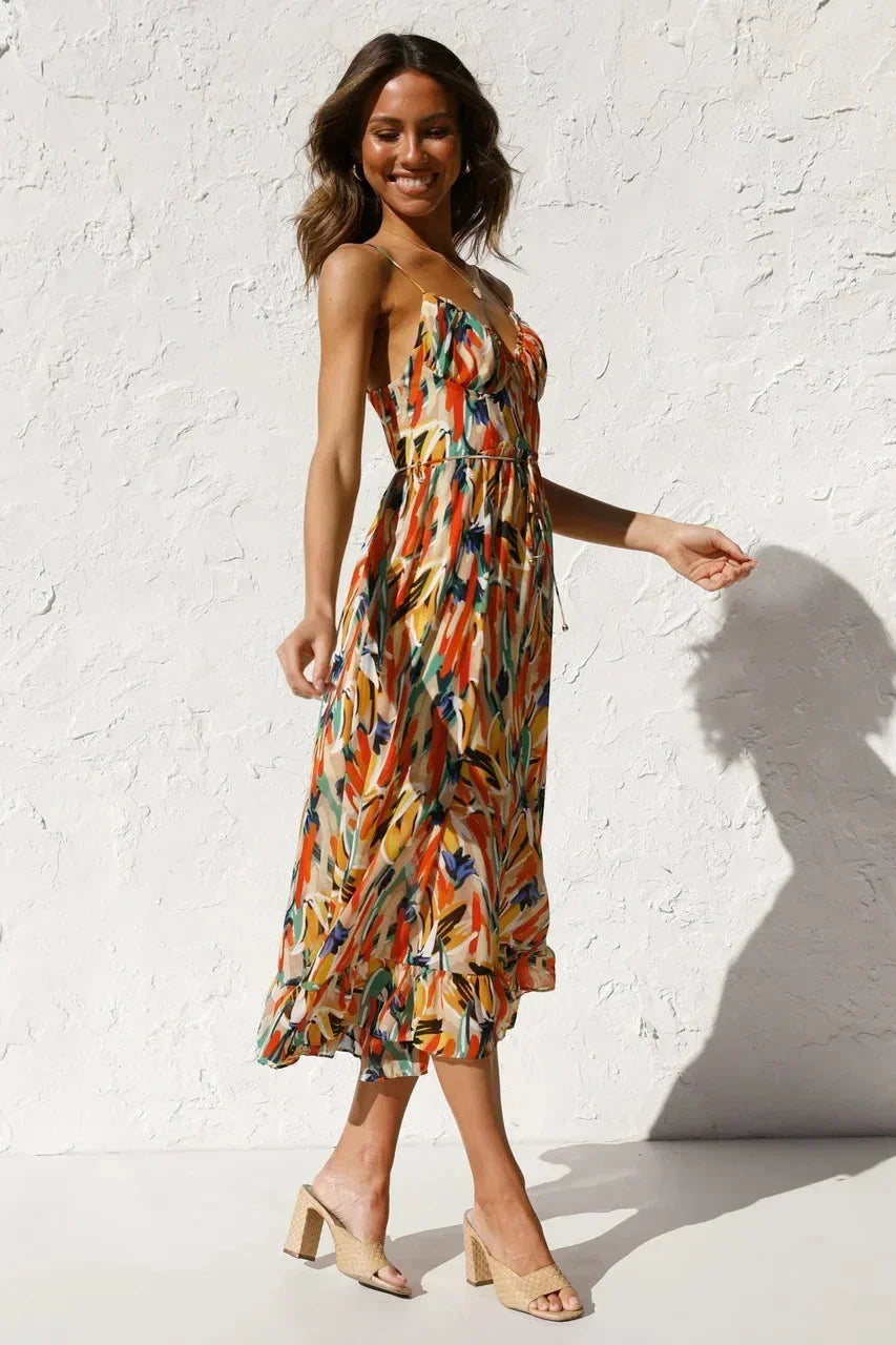 Robe longue fluide à imprimé vibrant, bretelles fines et décolleté en V, idéale pour l'été. Fabriquée en tissu léger.
