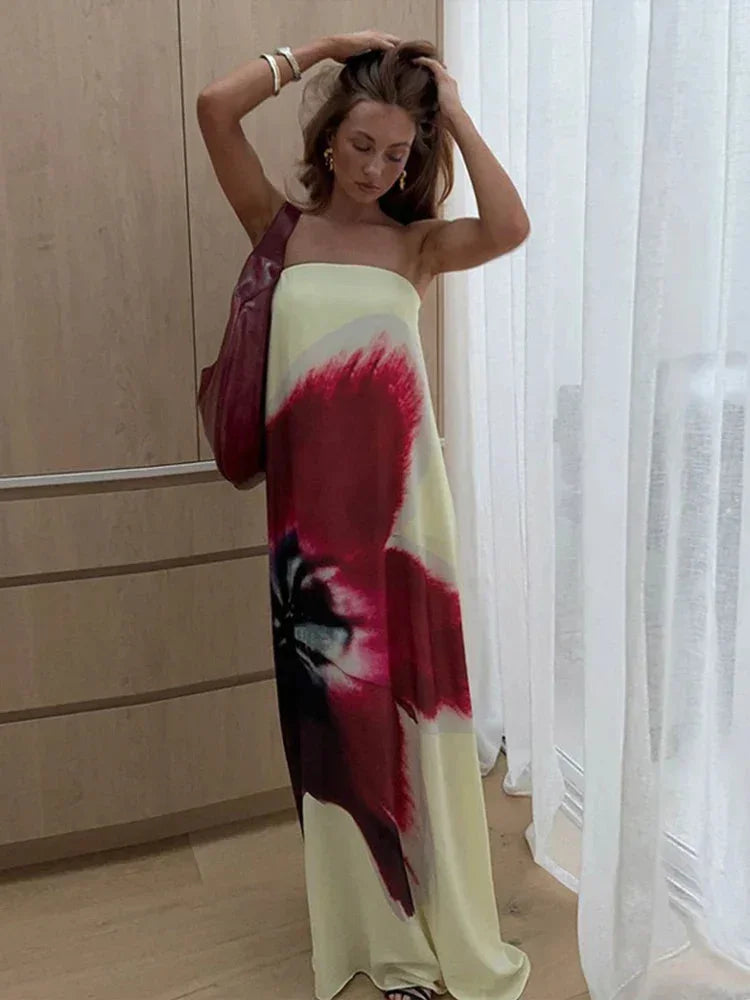 Robe longue à imprimé floral, en tissu léger, avec bretelles fines, idéale pour les journées d'été à la plage.